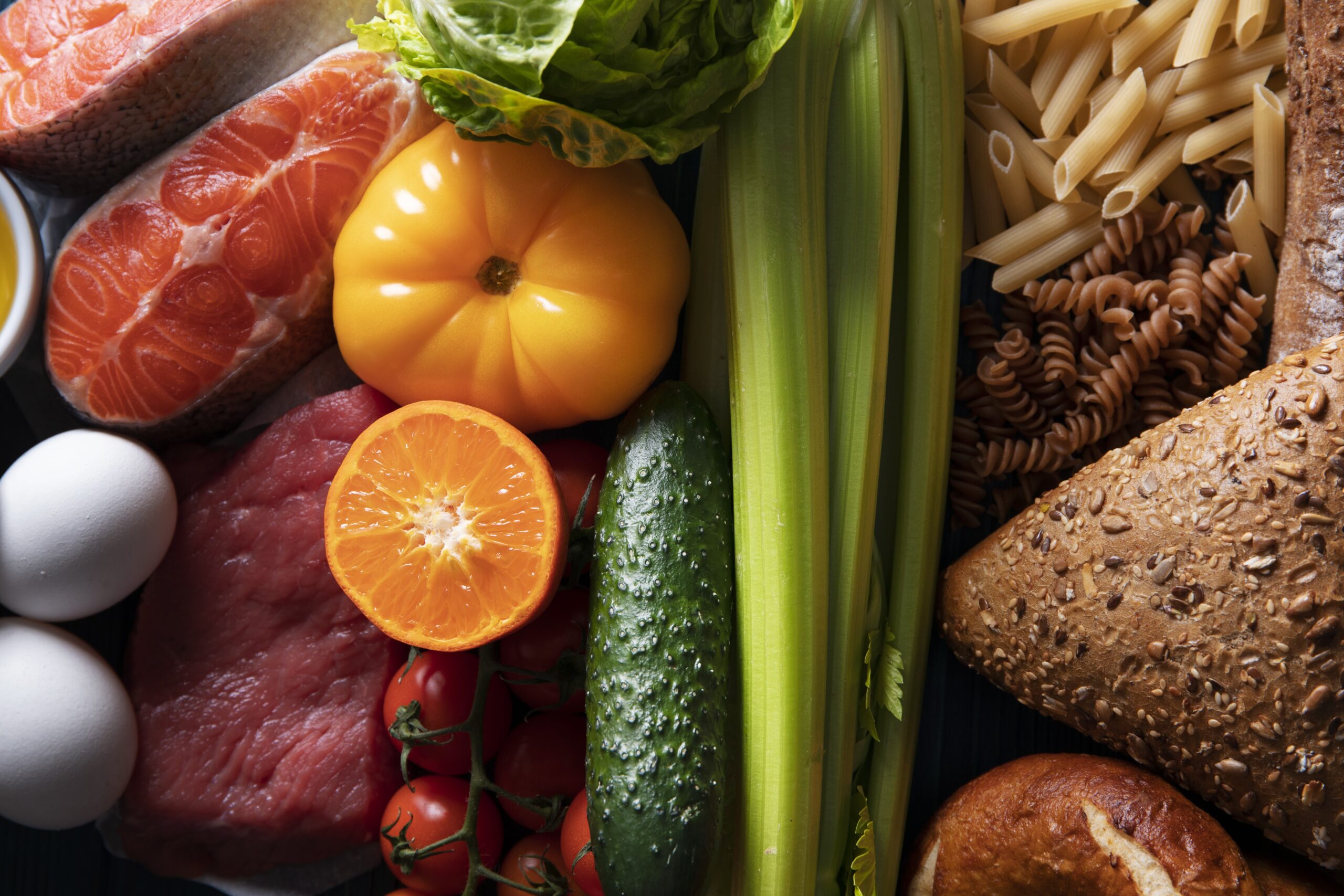 Una serie de alimentos sobre una mesa