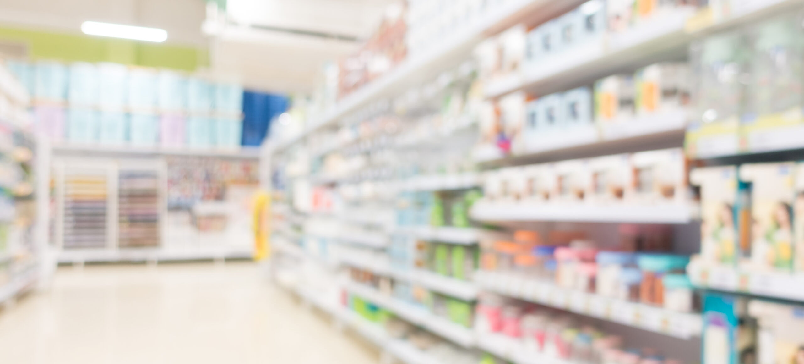 Imagen difuminada de una farmacia regentada por un titular.